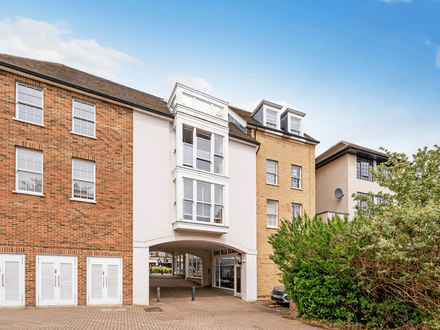 Beautifully Presented Apartment in City Location - Ideal Investment or First Time Buy - Esher (KT10)